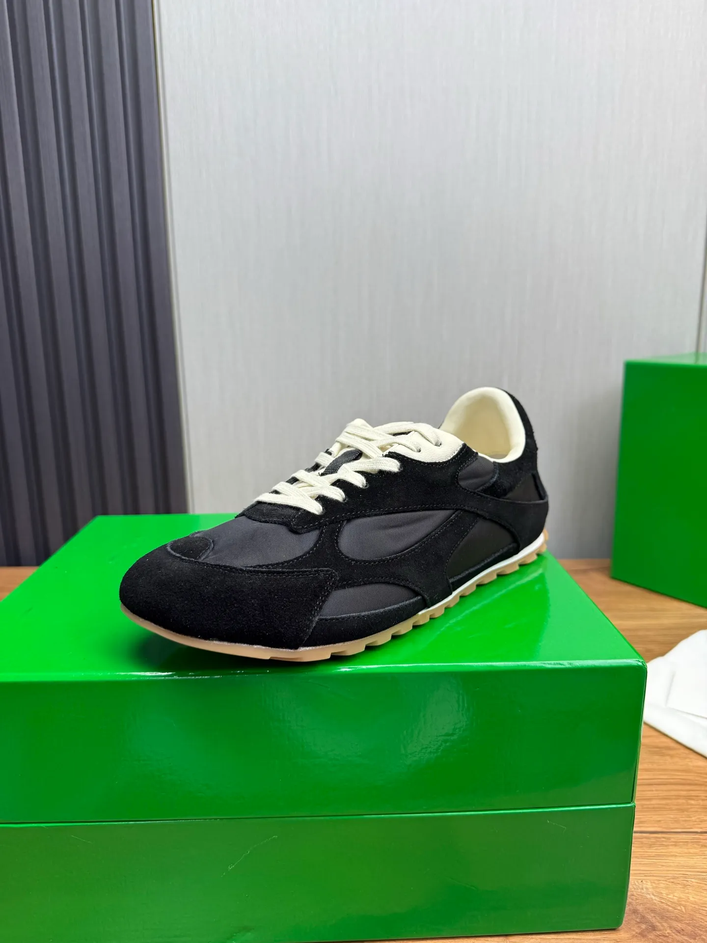 Men's men's shoes💰540💰 Bottega Veneta｜BV's new Forrest Gump shoes. Dexun shoes🩷💚 Sneaker technology nylon and suede, inspired by retro sneakers, light, comfortable, breathable and essential item. Original wear-resistant and non-slip rubber outsole❕❗️ Size: Female 35-40 (40 is custom-made and cannot be returned) Male 39-45 (45 is custom-made and cannot be returned or exchanged)